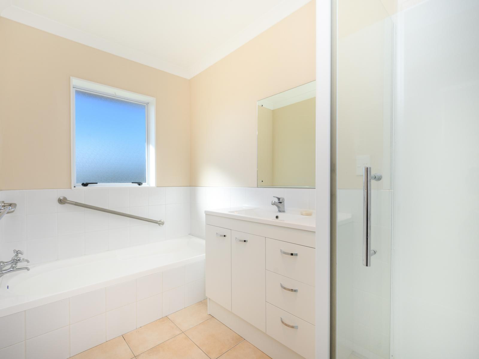 1A Kings Court, Roslyn