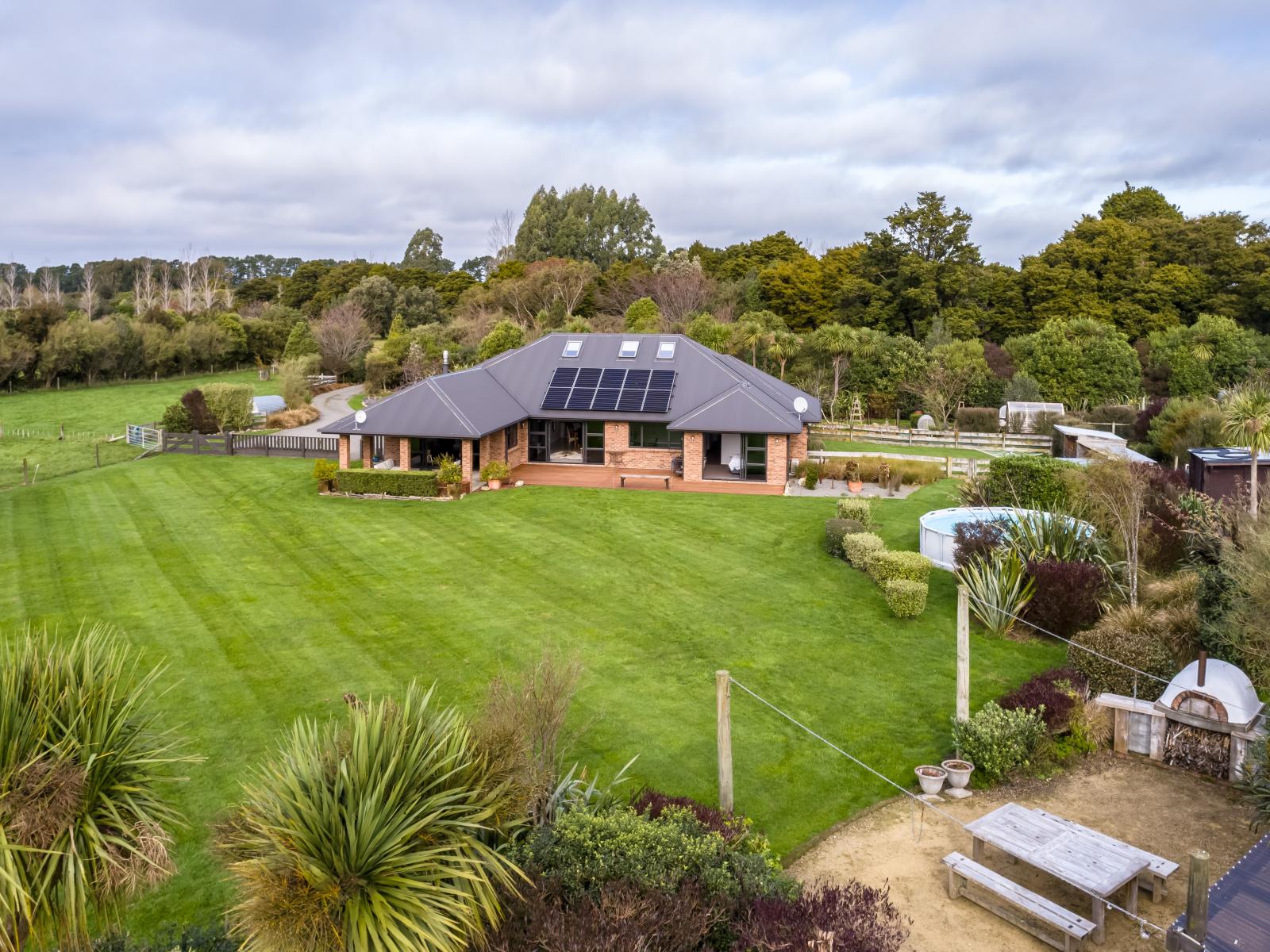 64 Montys Lane, Woodside