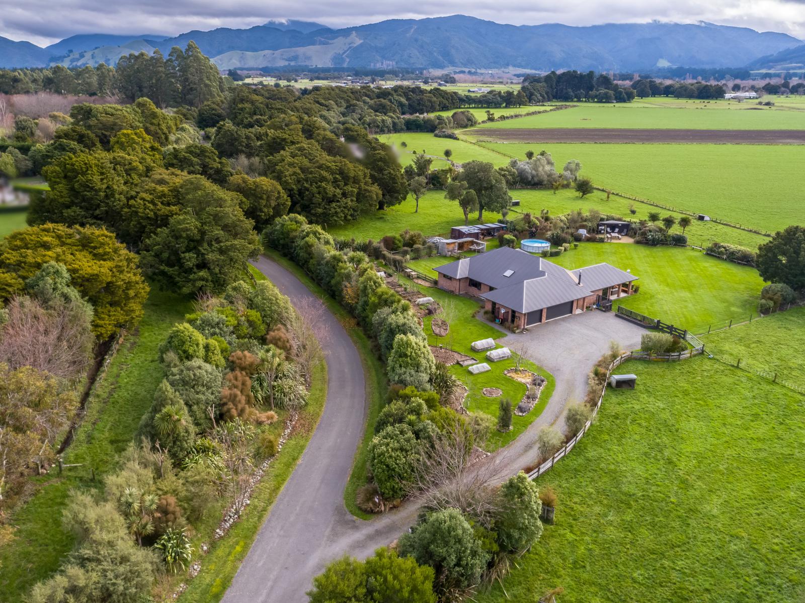 64 Montys Lane, Woodside