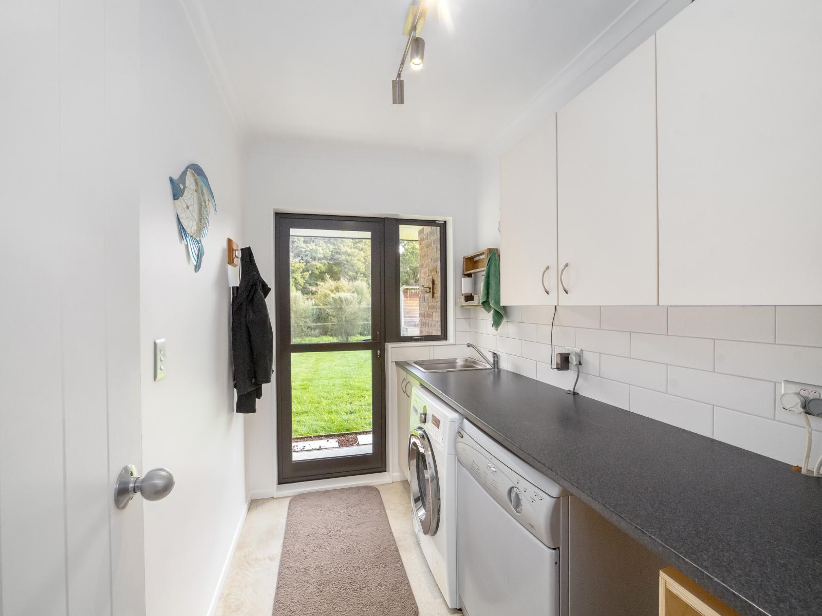 64 Montys Lane, Woodside