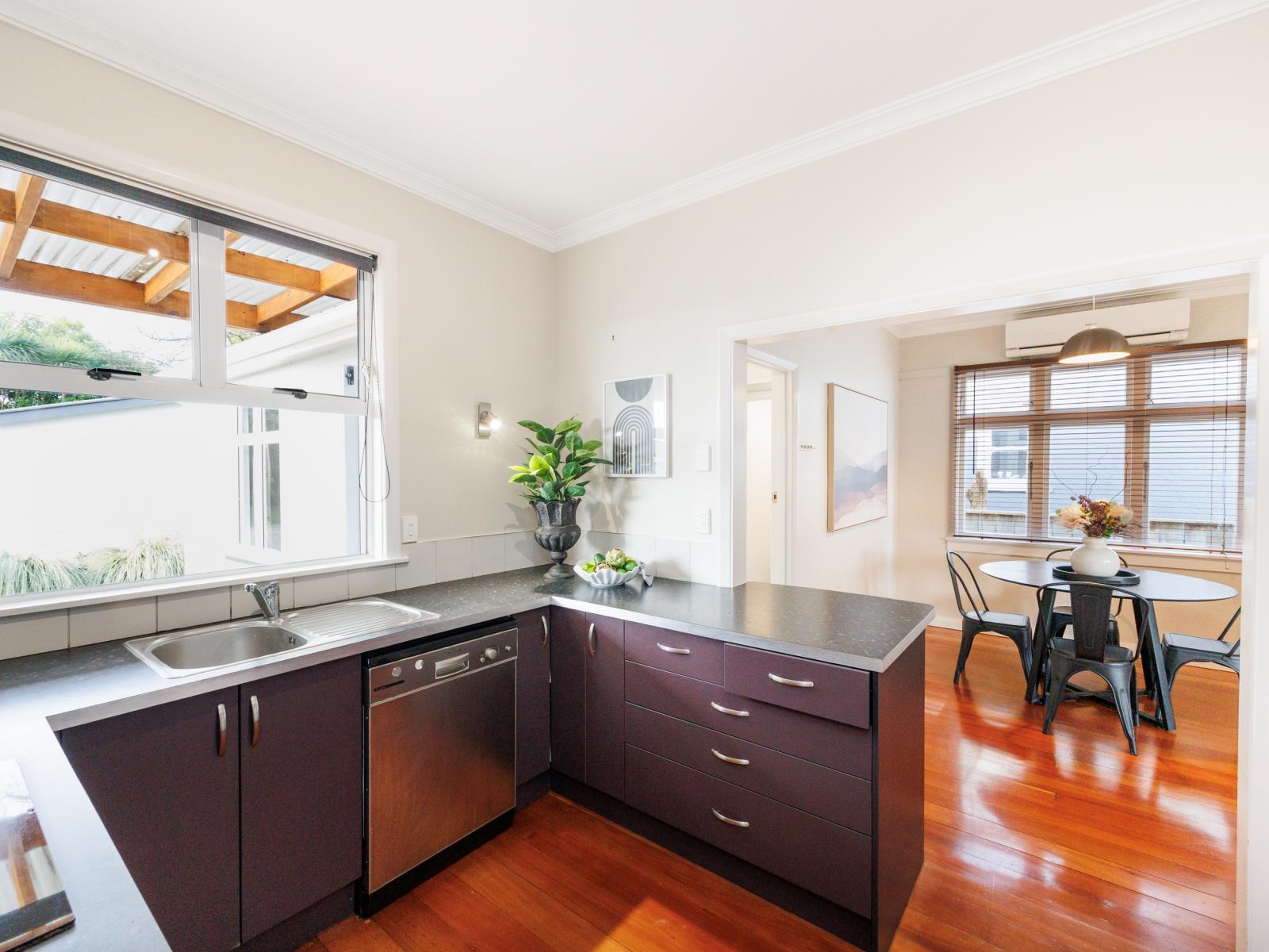 301 Botanical Road, West End