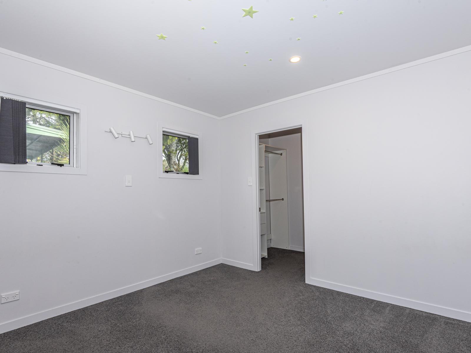 60 King Street, Hikurangi