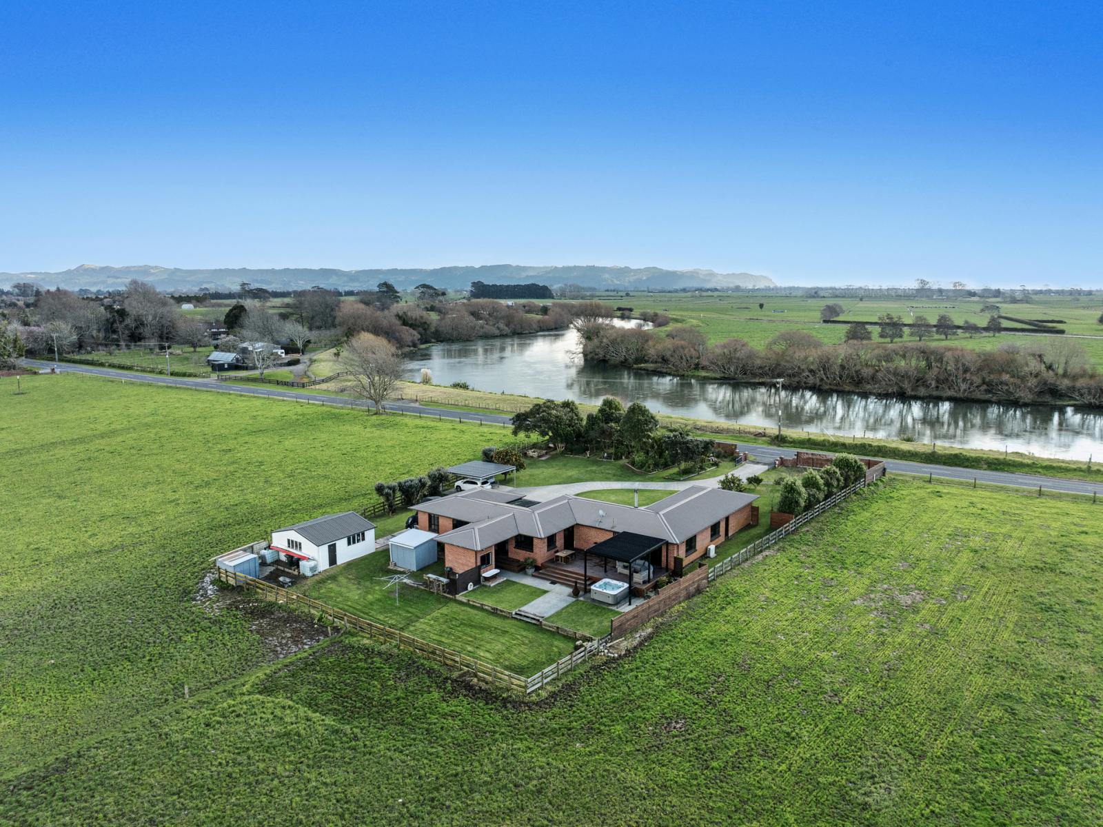 97 East Bank Road, Thornton