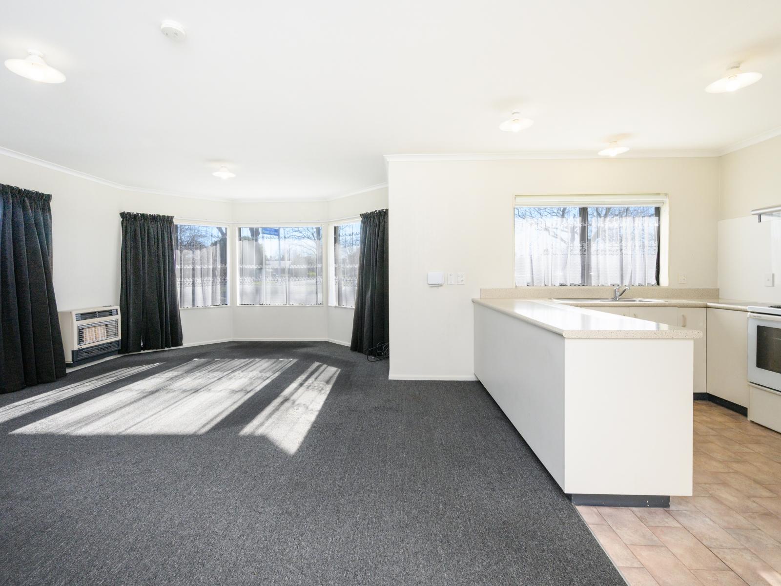 714 Pioneer Highway, Takaro