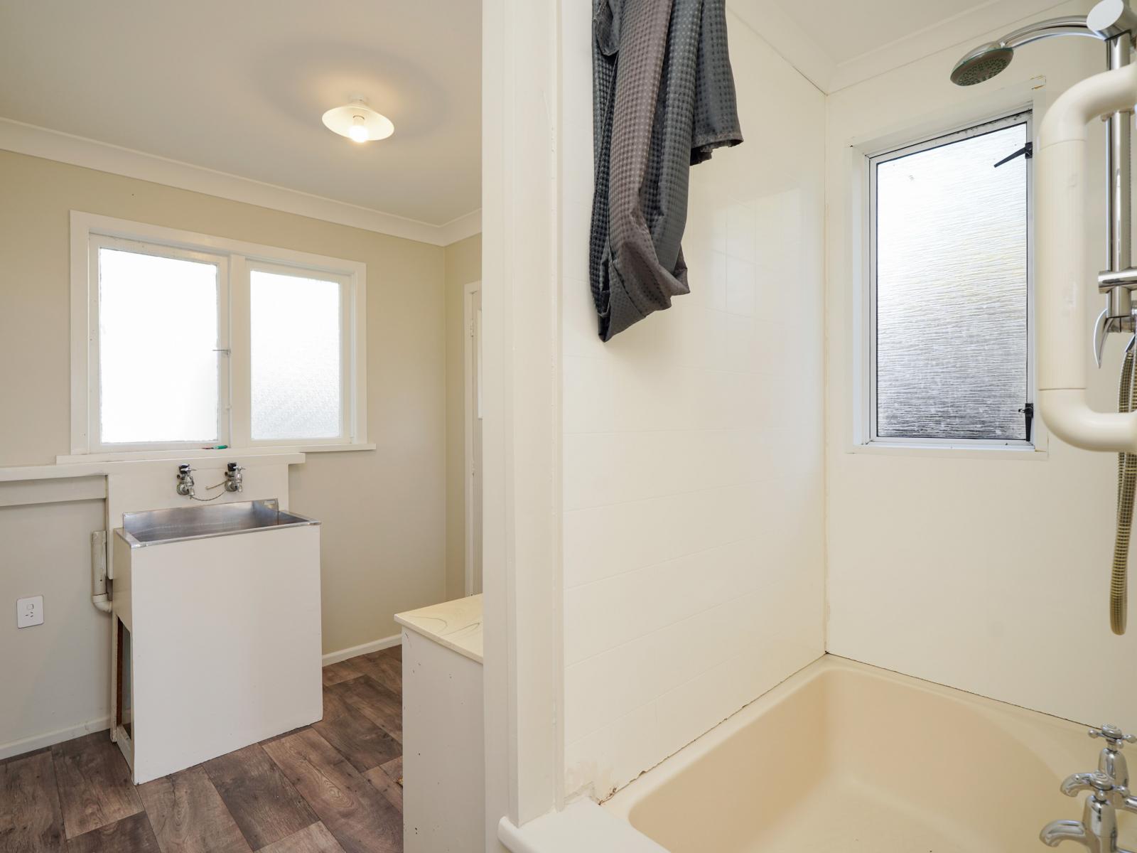 20 and 24 Whalers Crescent, Omaui