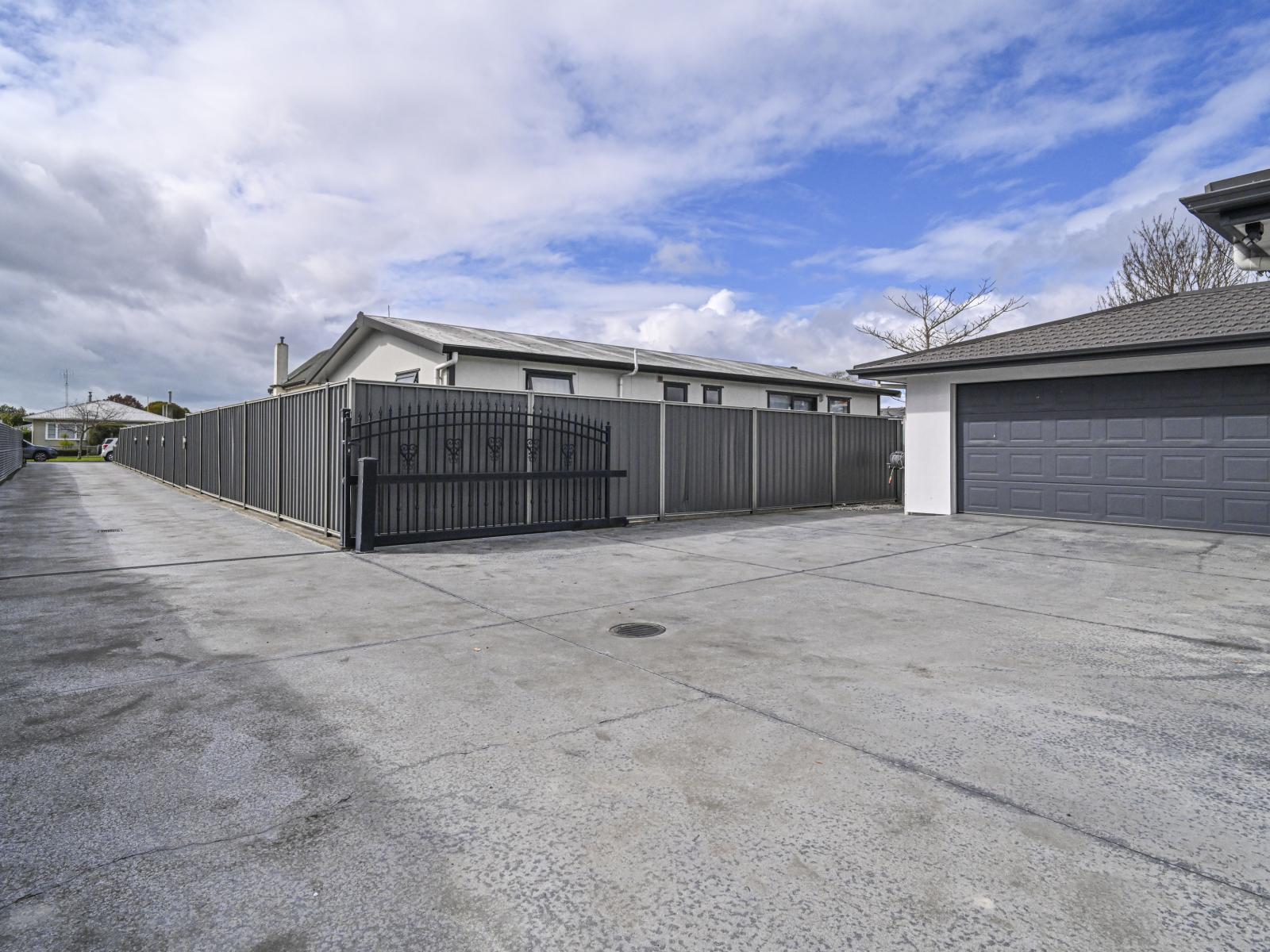 1109A Outram Road, Akina