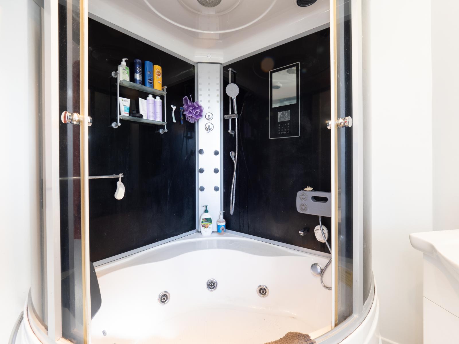 4 Reddecliffe Crescent, Hampstead