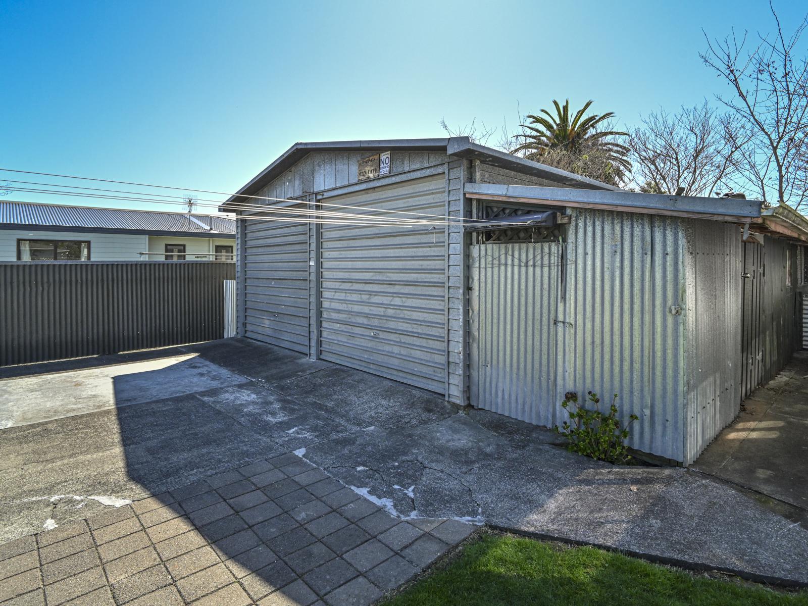 812 Lawrence Street, Akina
