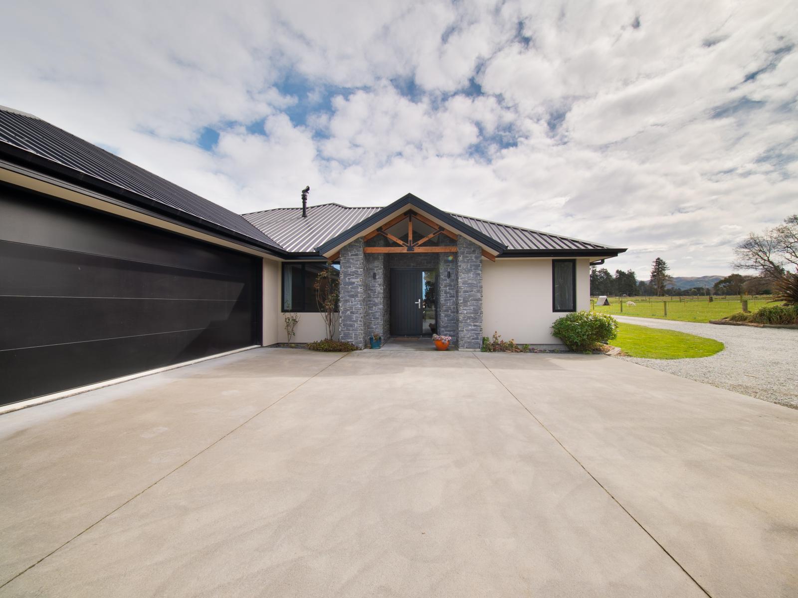 673 Woodbury Road, Woodbury