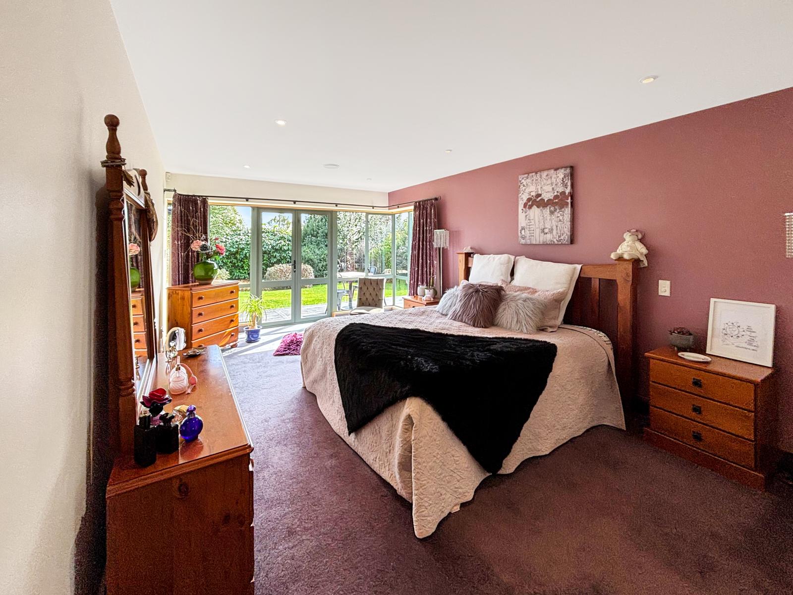12 Grove Avenue, Weston