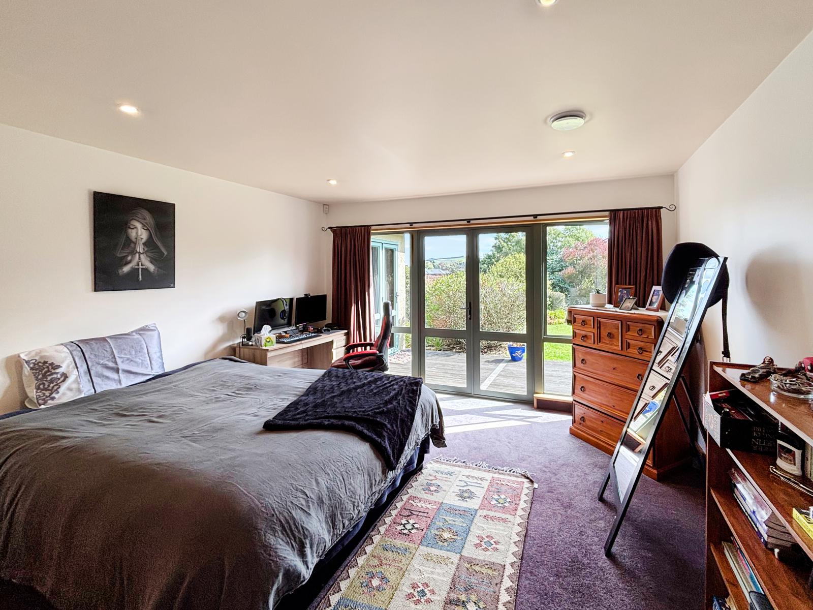 12 Grove Avenue, Weston