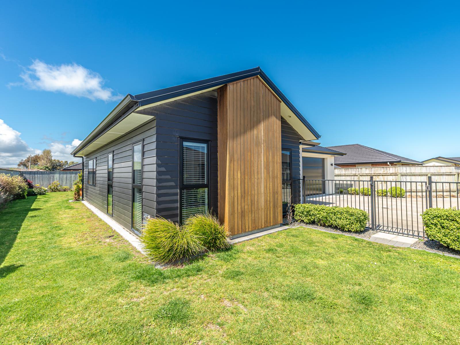 4 Simon Street, Tawhero