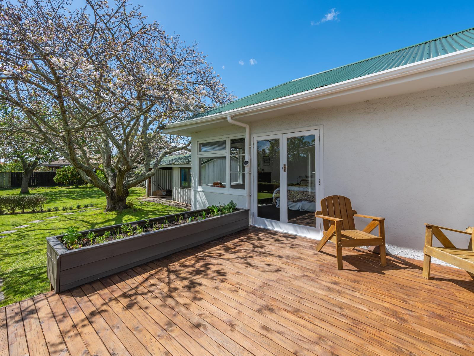 1001 Rata Street, Mahora