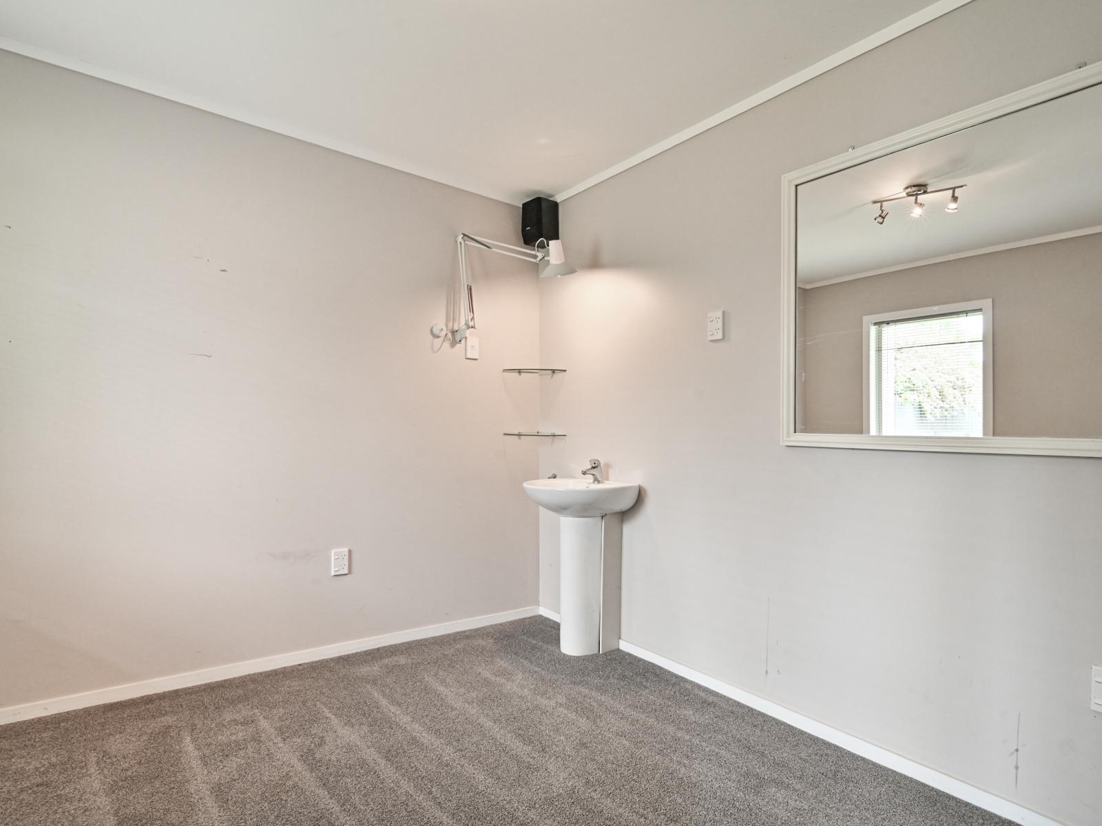 937 Nelson Street North, Mahora