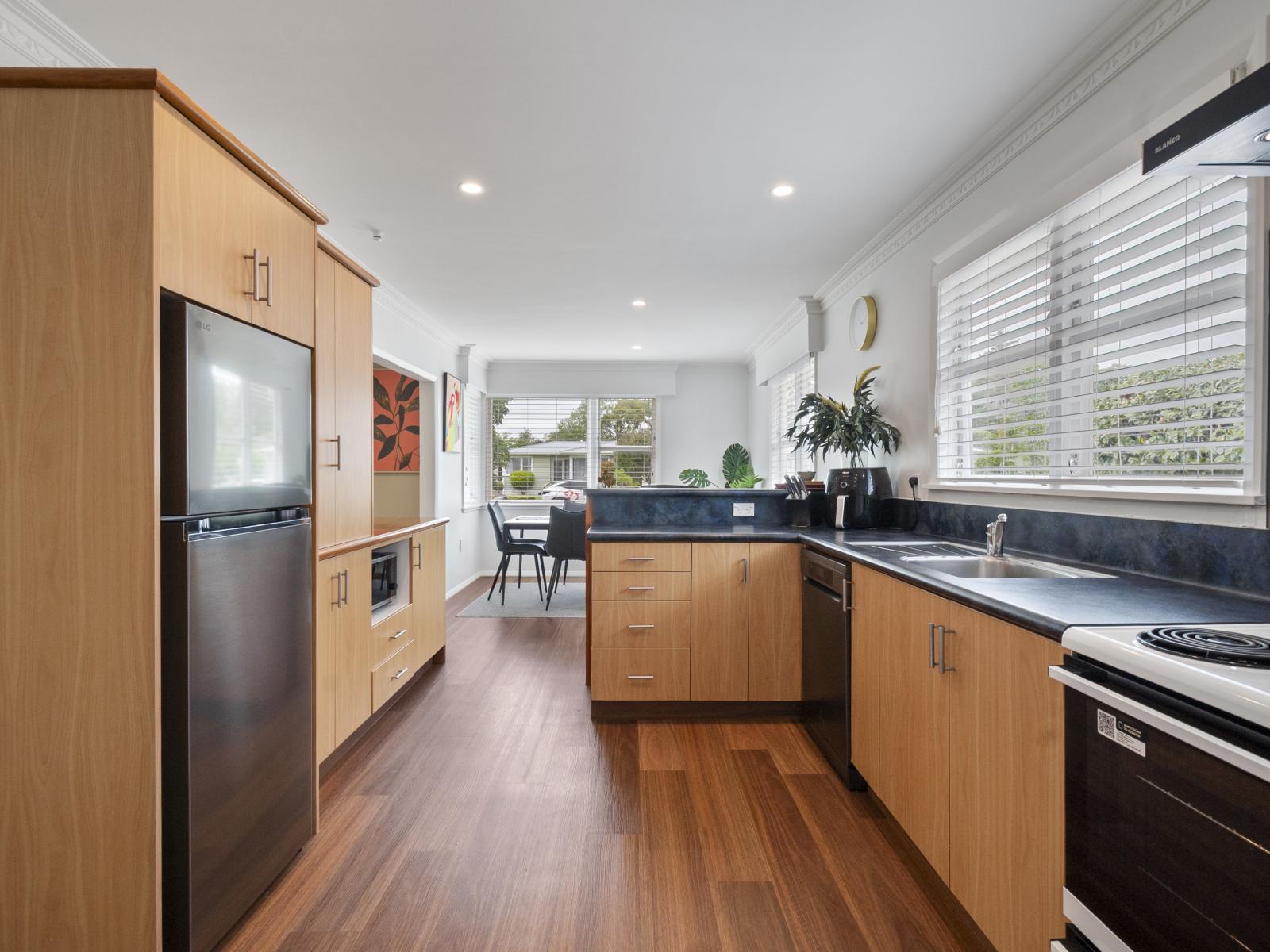 6 Ruha Street, West End