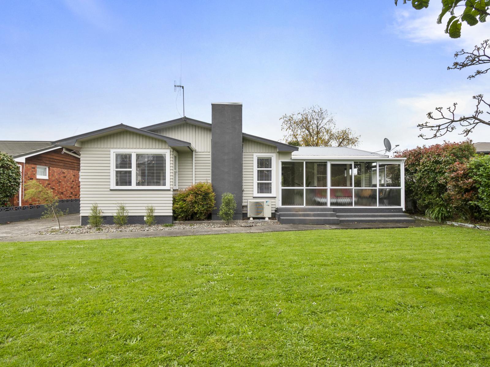 6 Ruha Street, West End