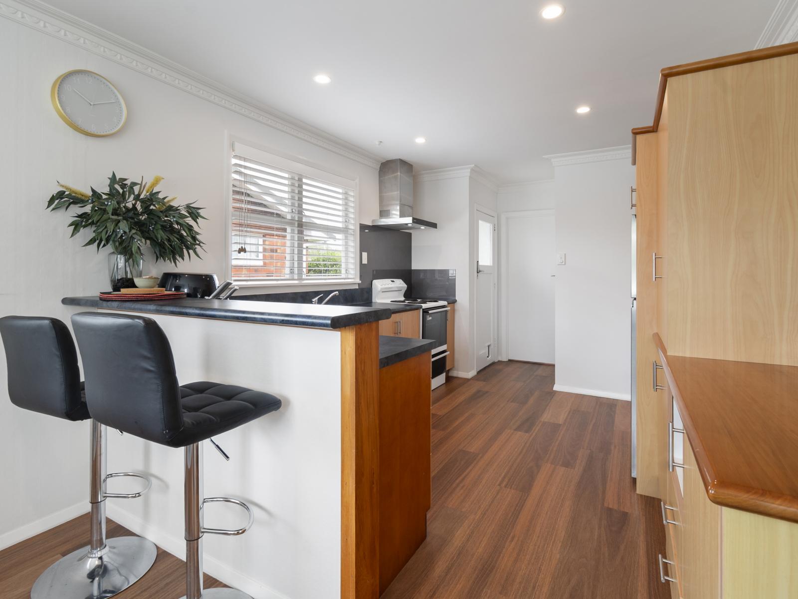 6 Ruha Street, West End
