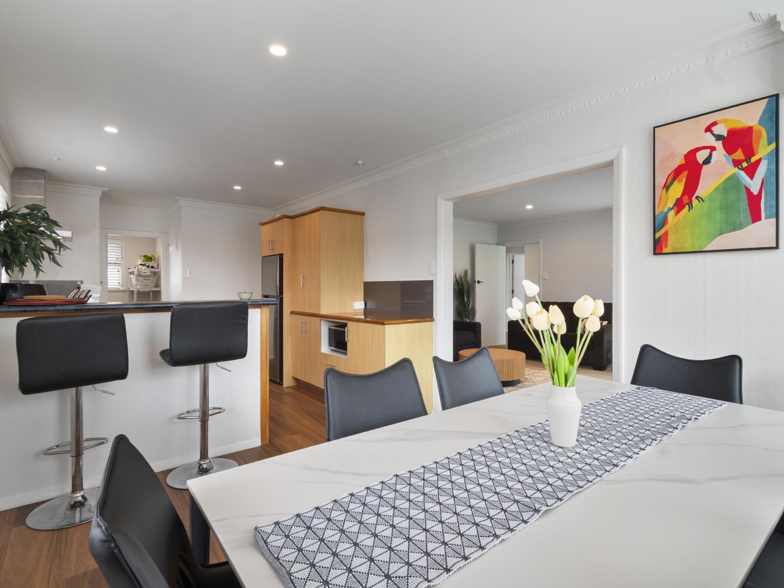 6 Ruha Street, West End