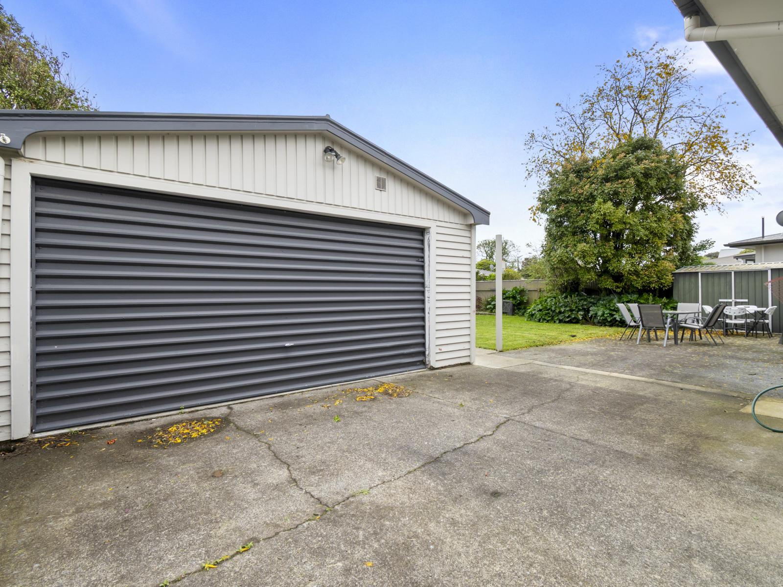 6 Ruha Street, West End