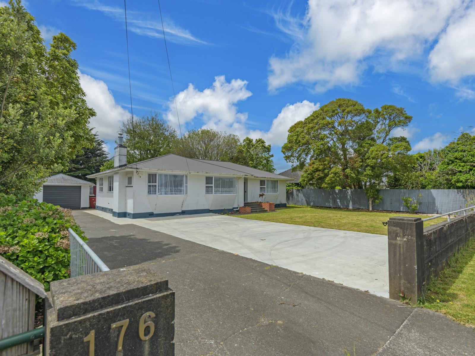 176 Bridge Street, Bulls