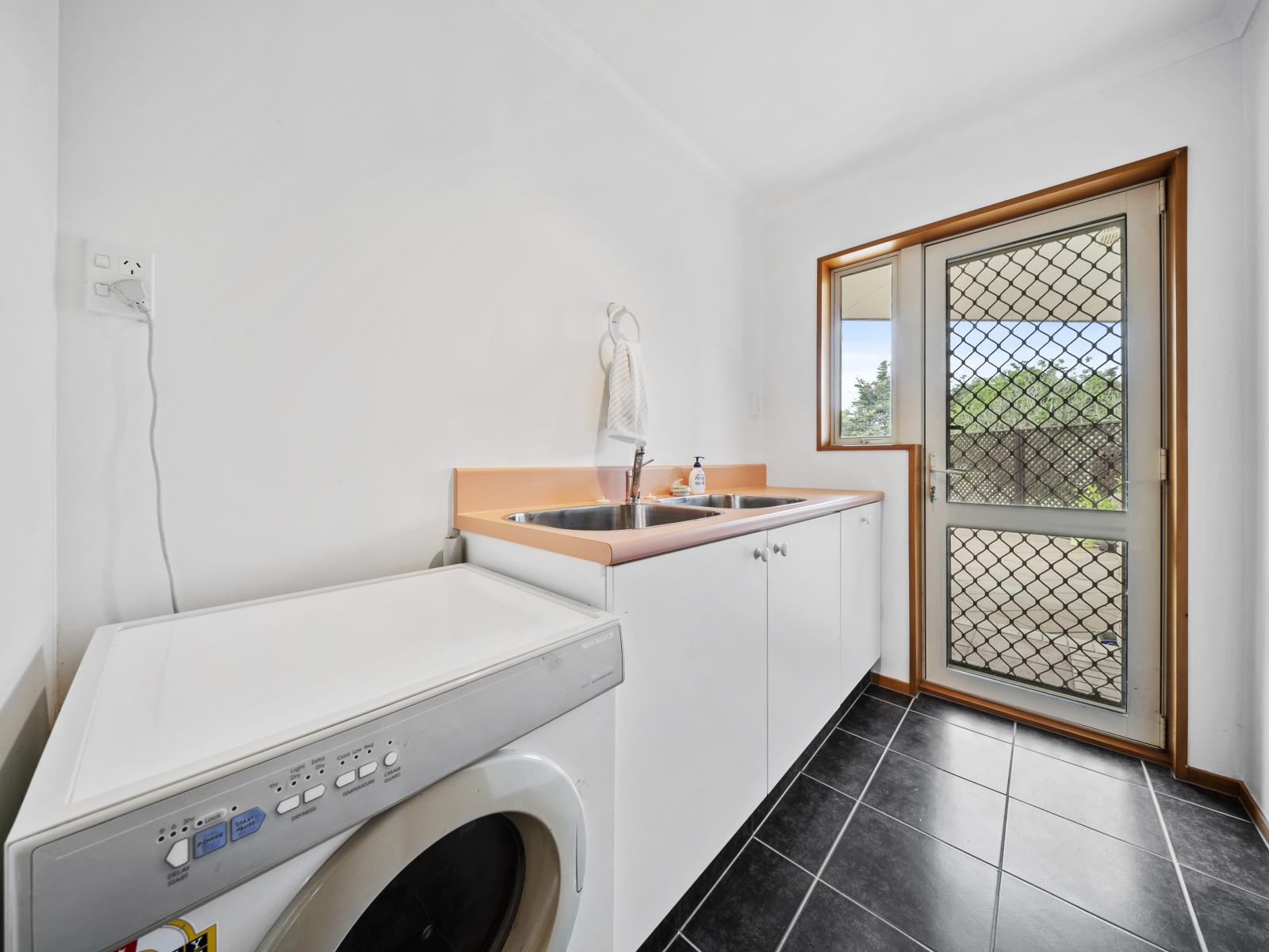 164 River Road, Lincoln