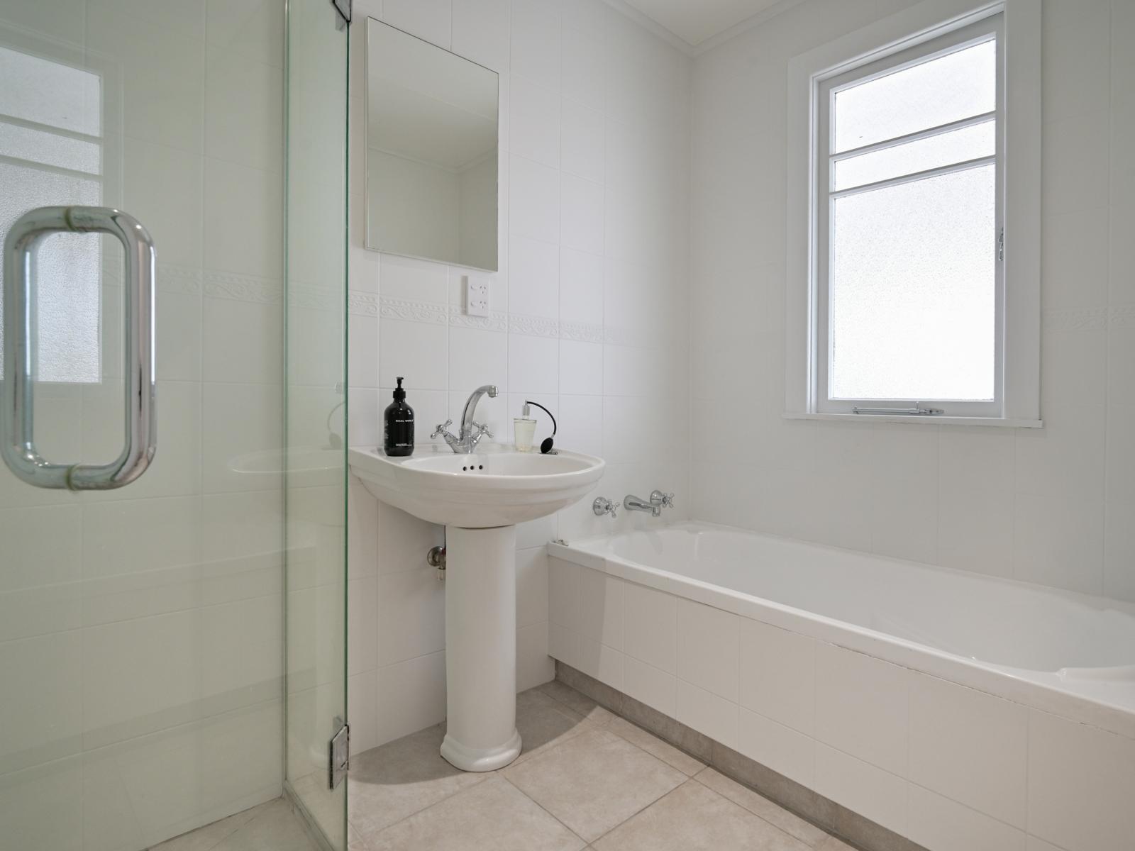 1008 Frederick Street West, Mahora