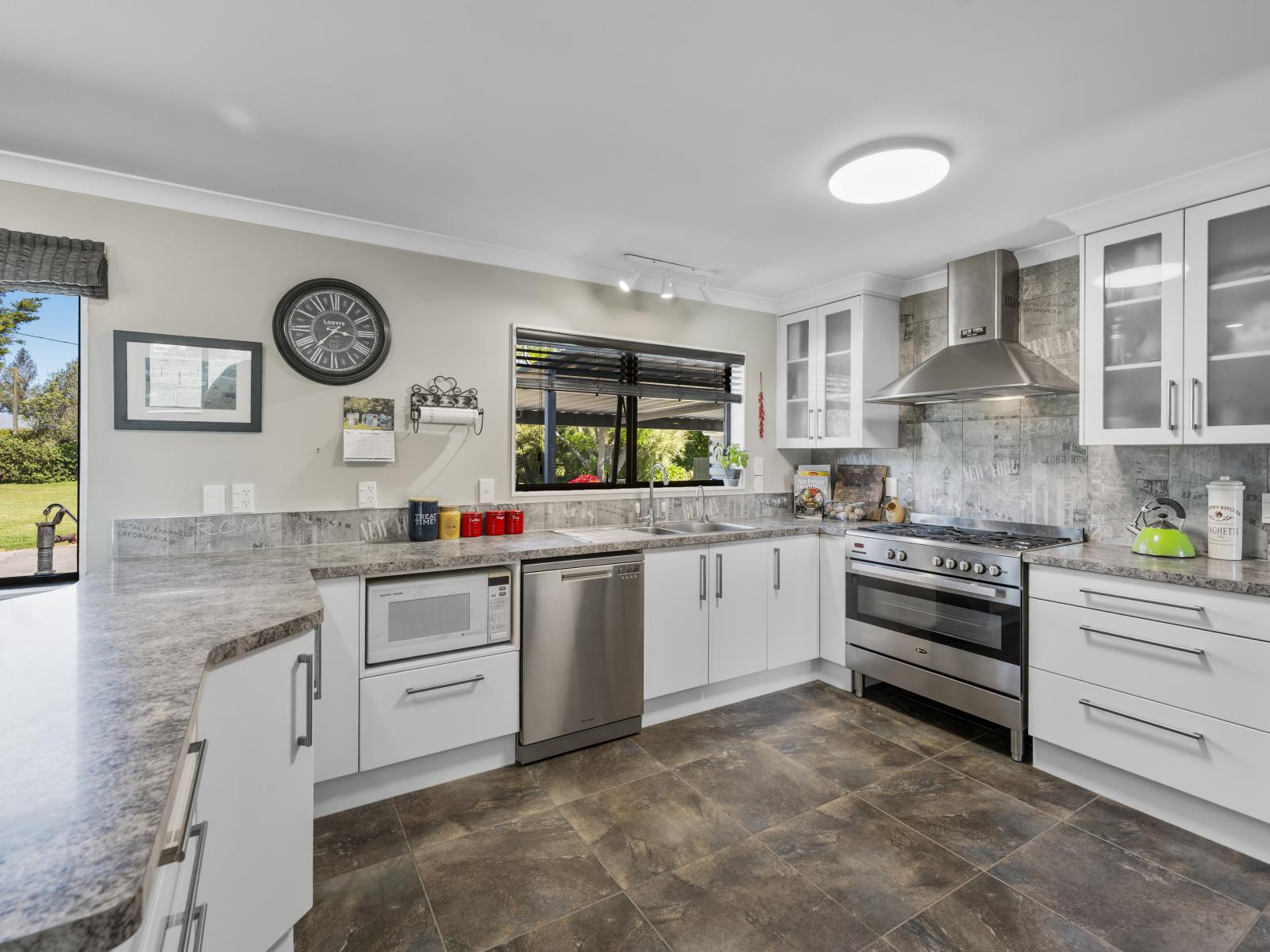 13 The Loop, Meeanee