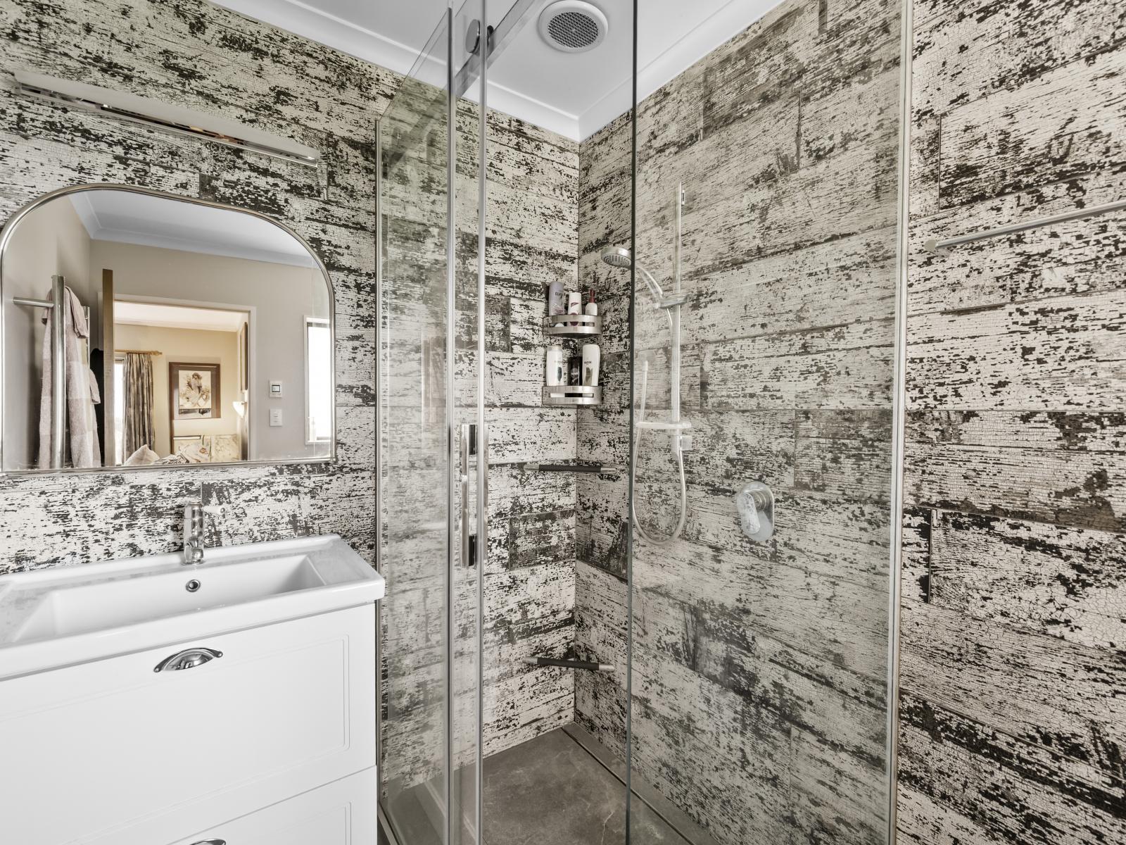 13 The Loop, Meeanee