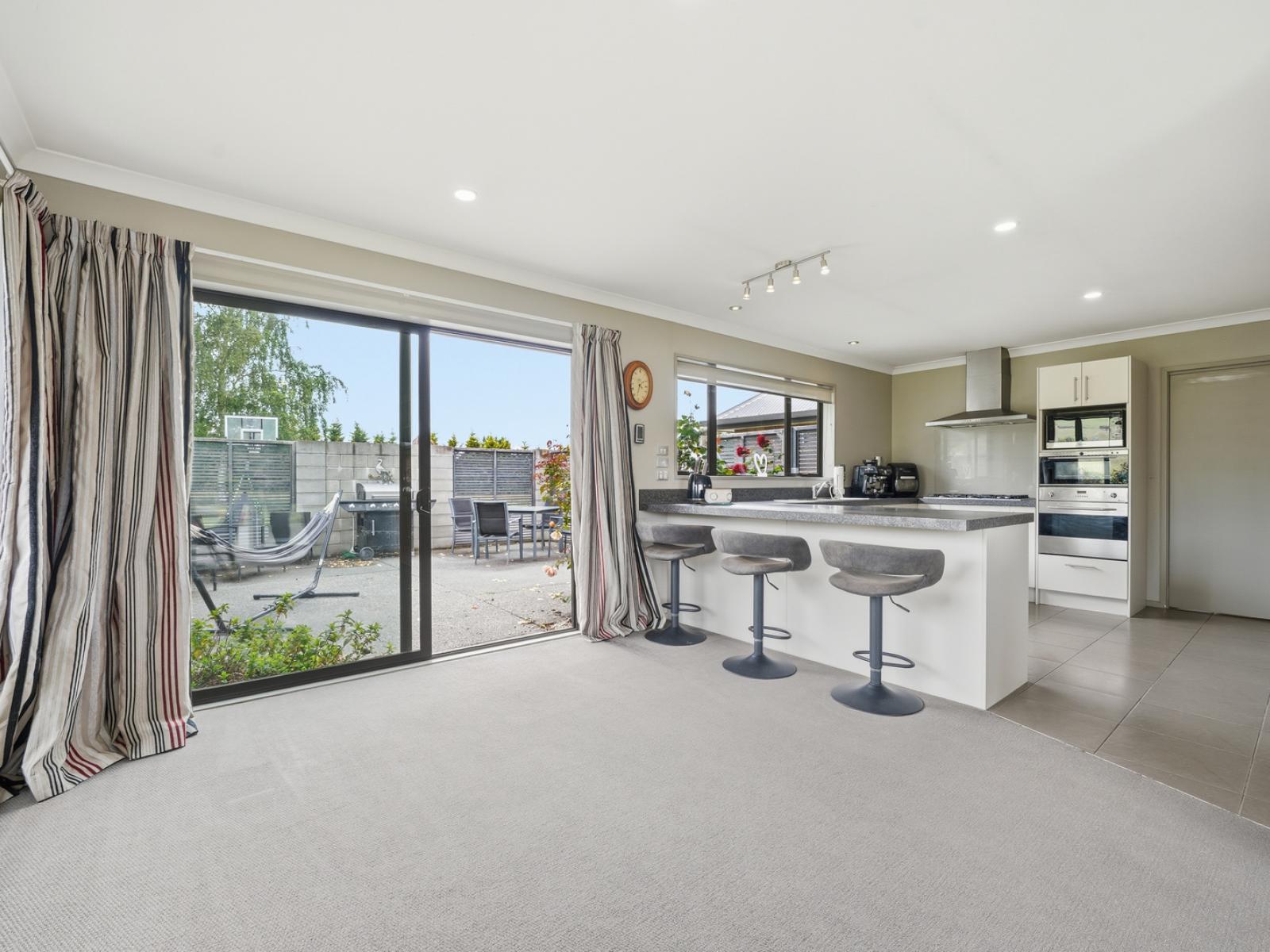 150 Davis Road, Cust