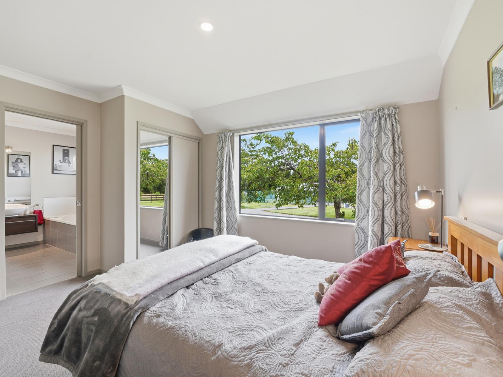 150 Davis Road, Cust