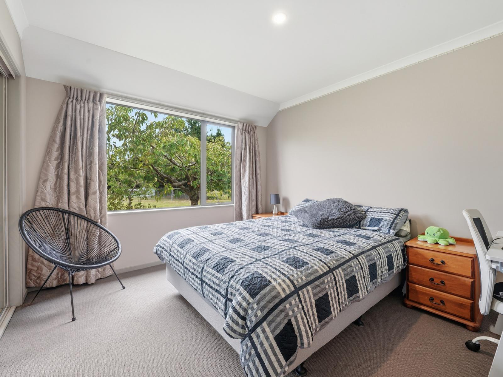 150 Davis Road, Cust