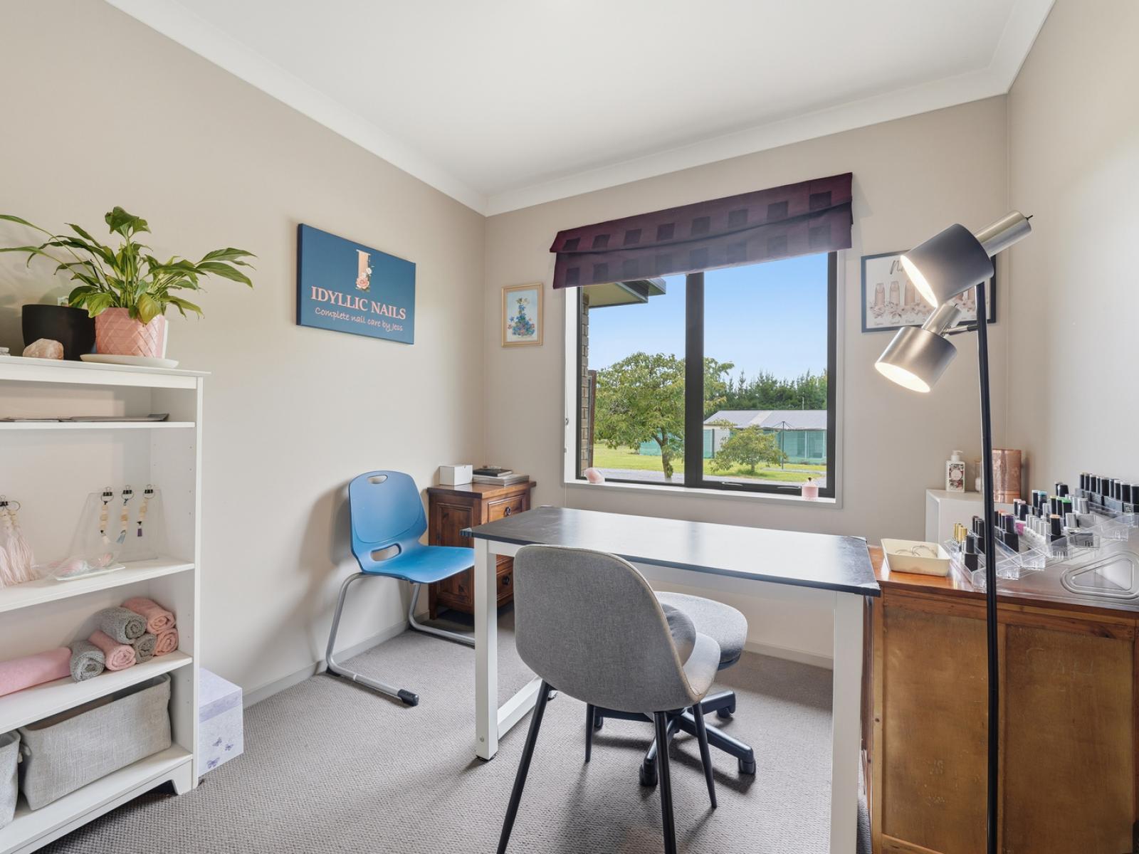 150 Davis Road, Cust