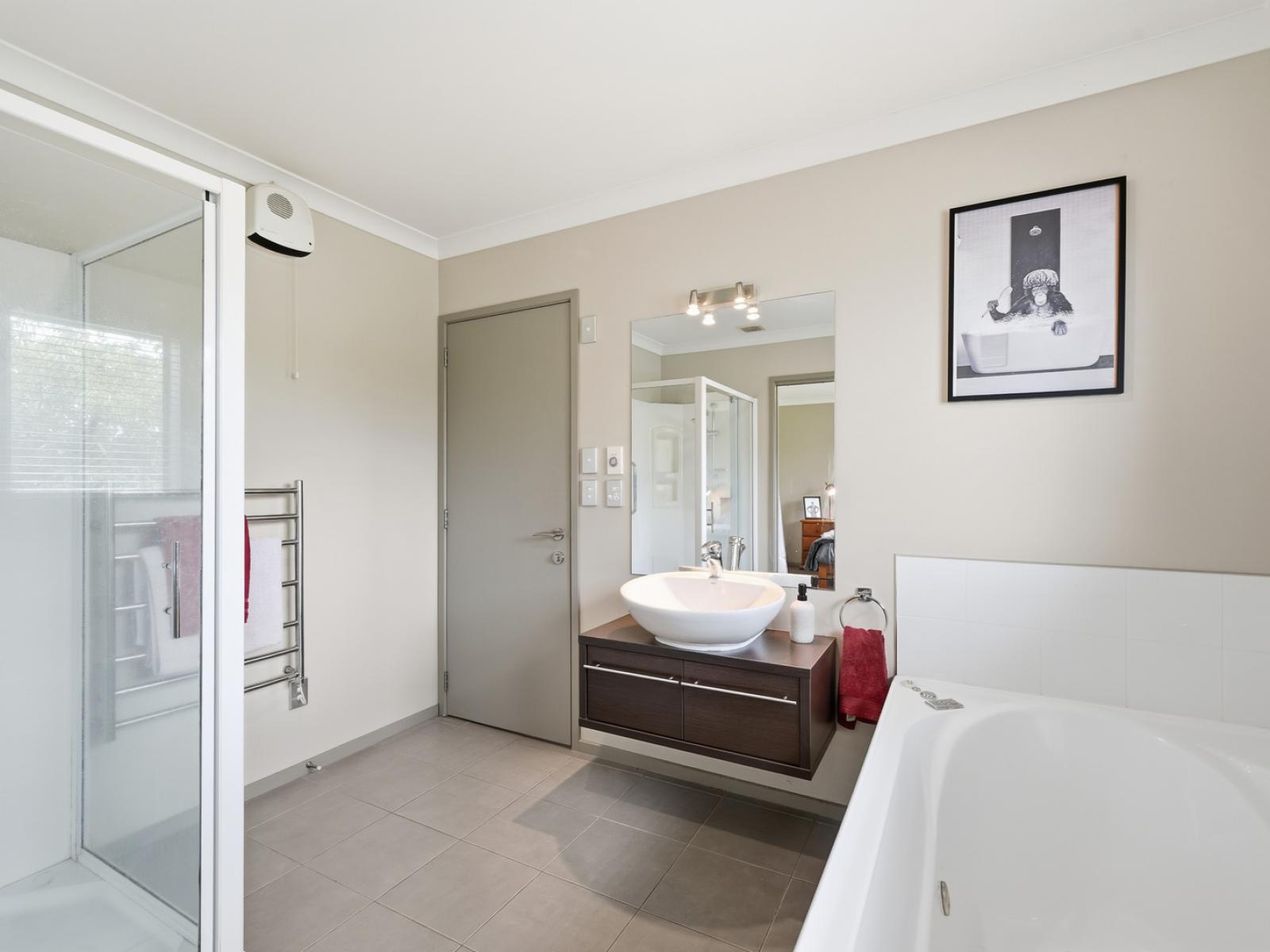 150 Davis Road, Cust