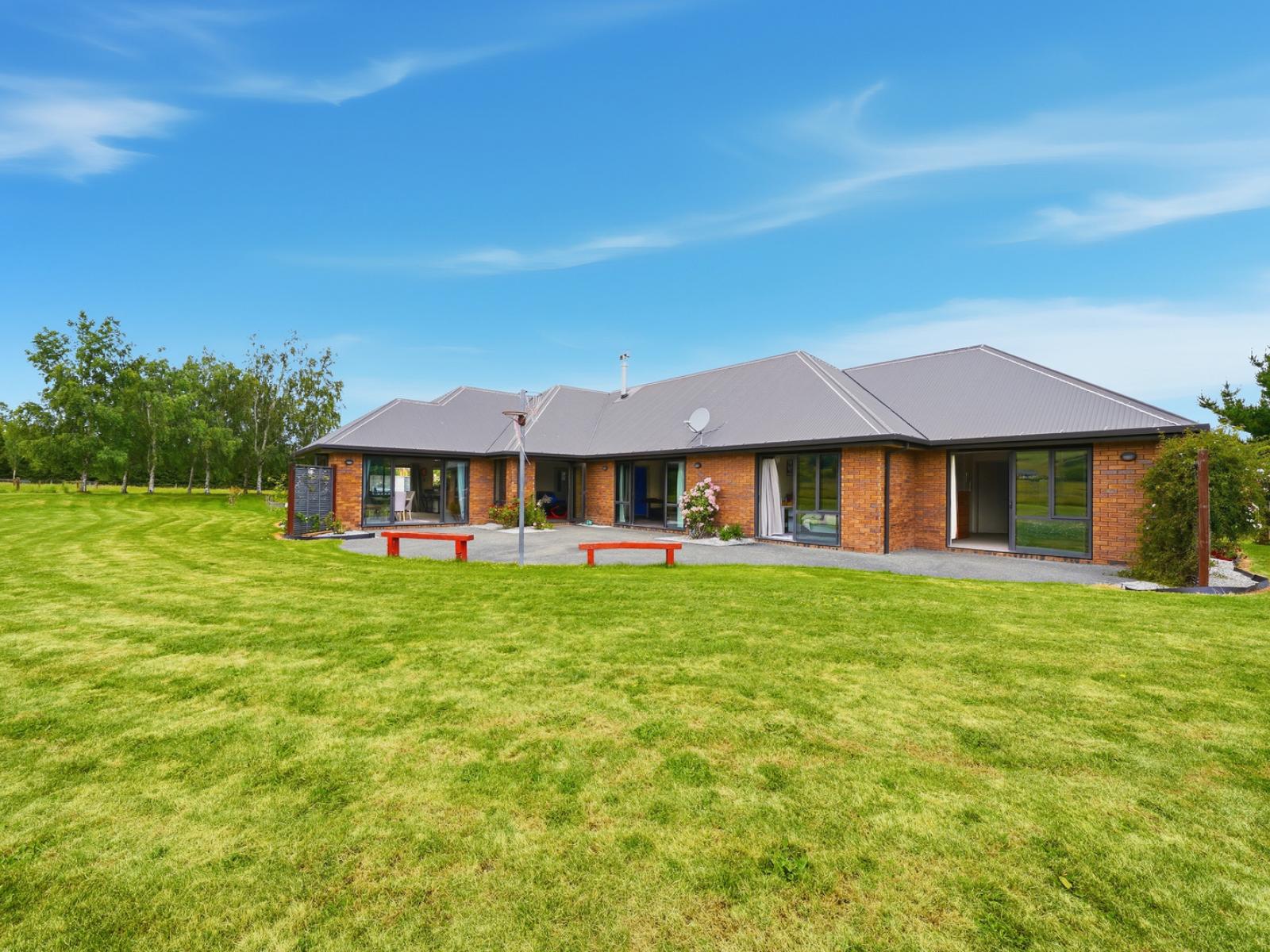 150 Davis Road, Cust