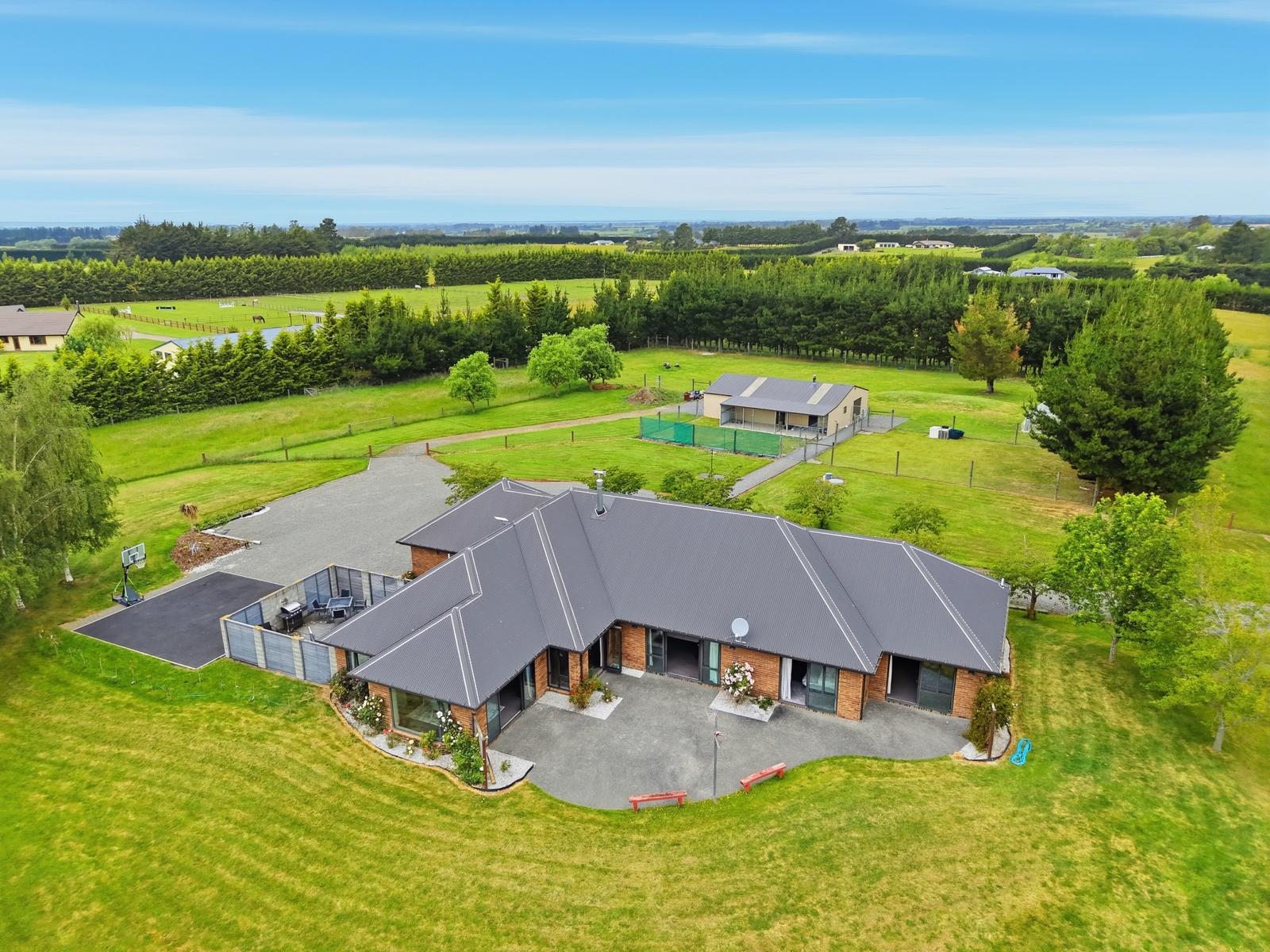 150 Davis Road, Cust