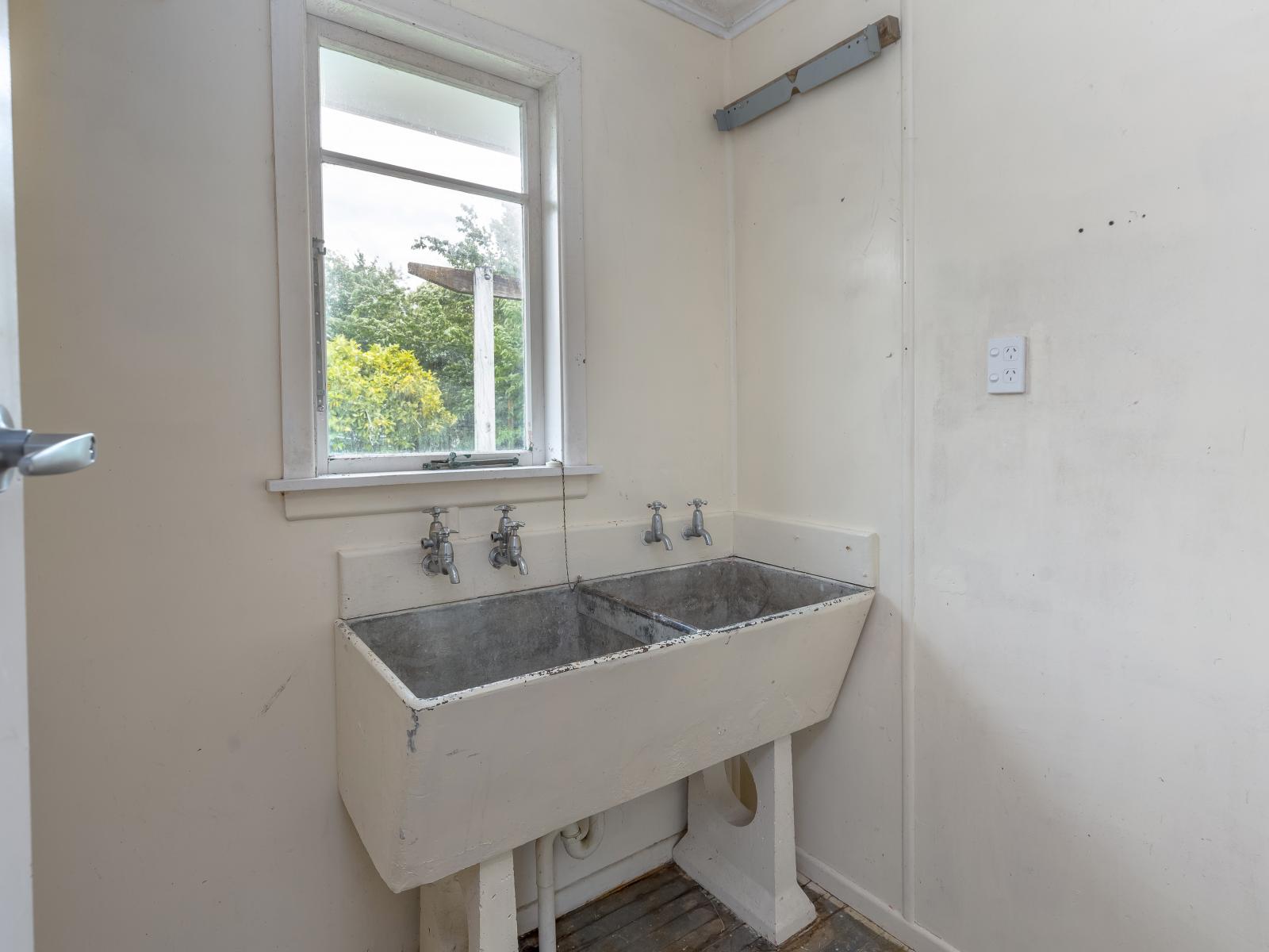 38 Woodward St, Featherston