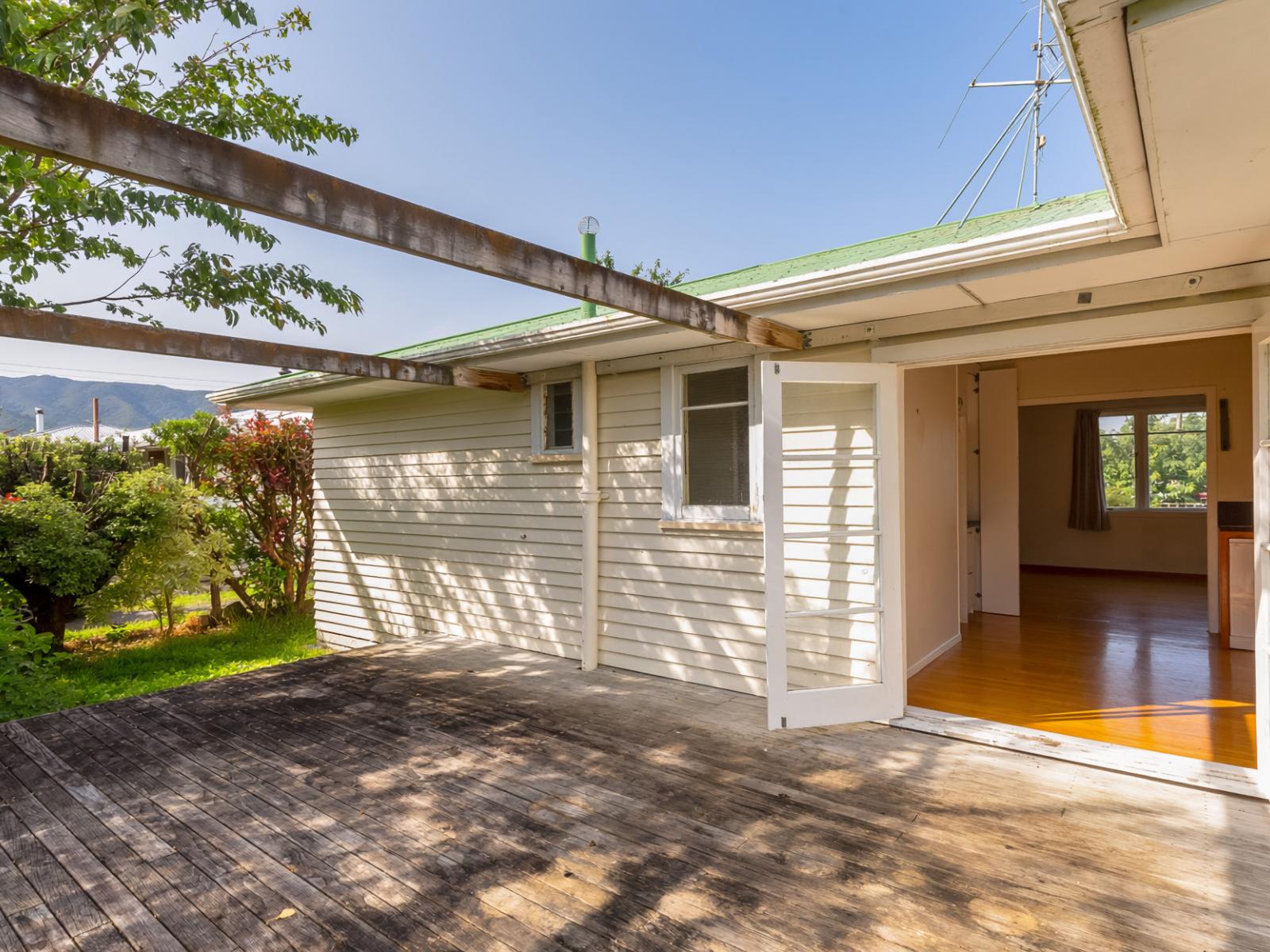 38 Woodward St, Featherston