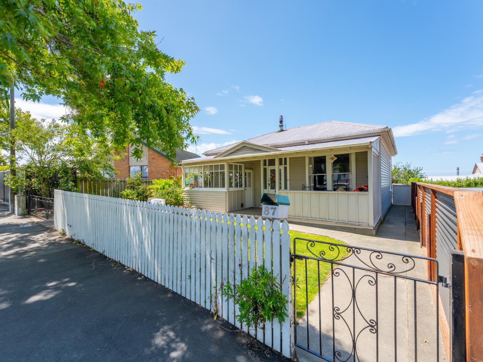 87 Avenue Road, West End