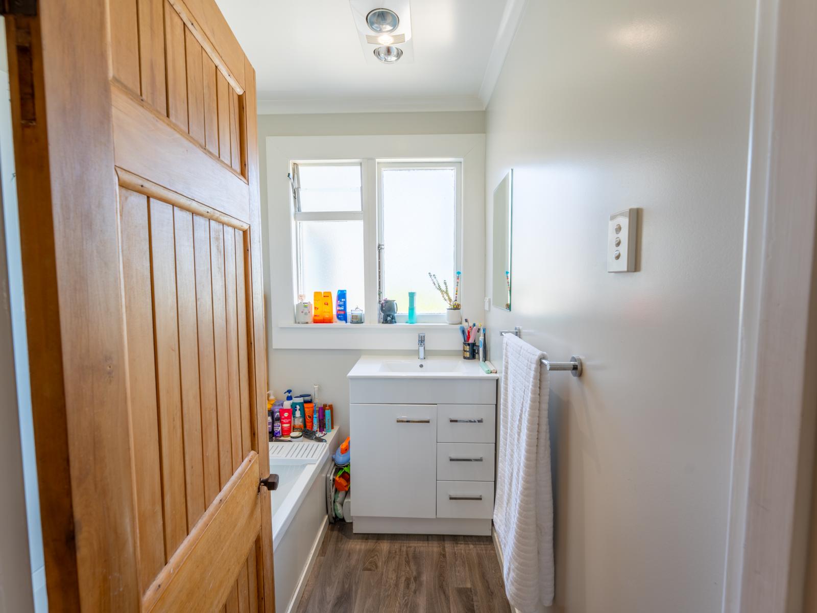 87 Avenue Road, West End