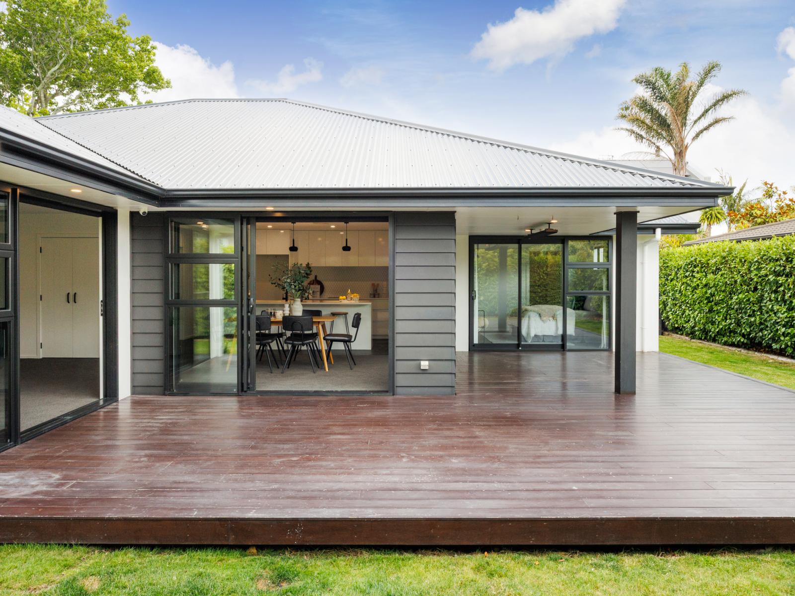 324A College Street, West End