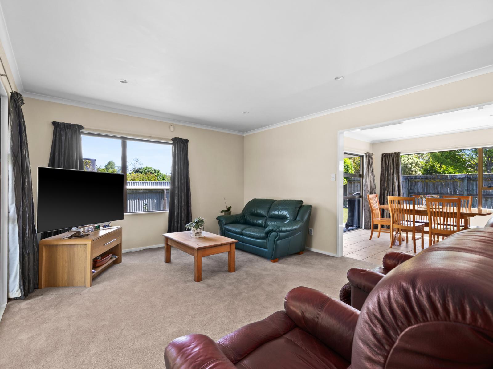 907 Lawrence Street, Akina