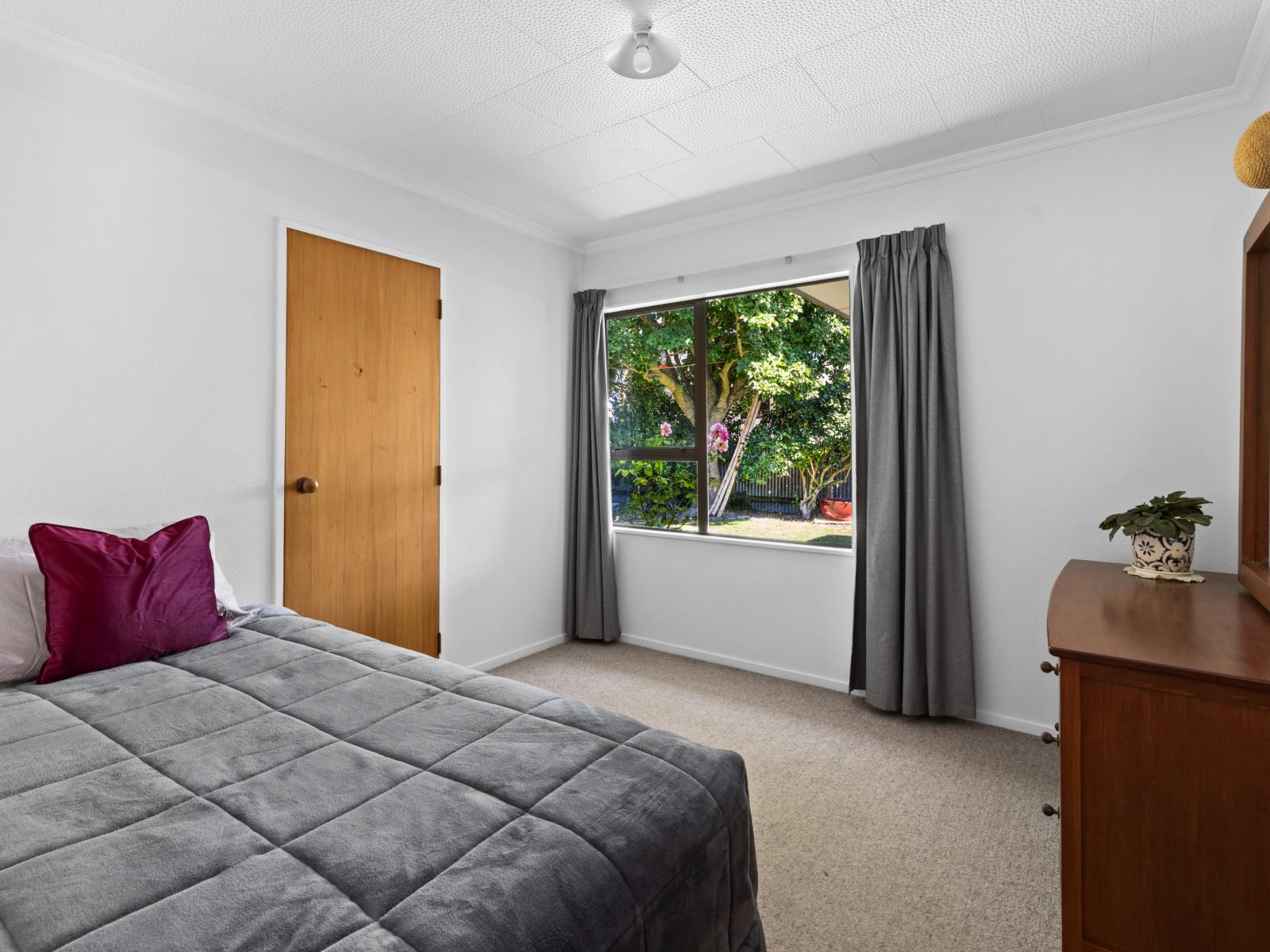 907 Lawrence Street, Akina