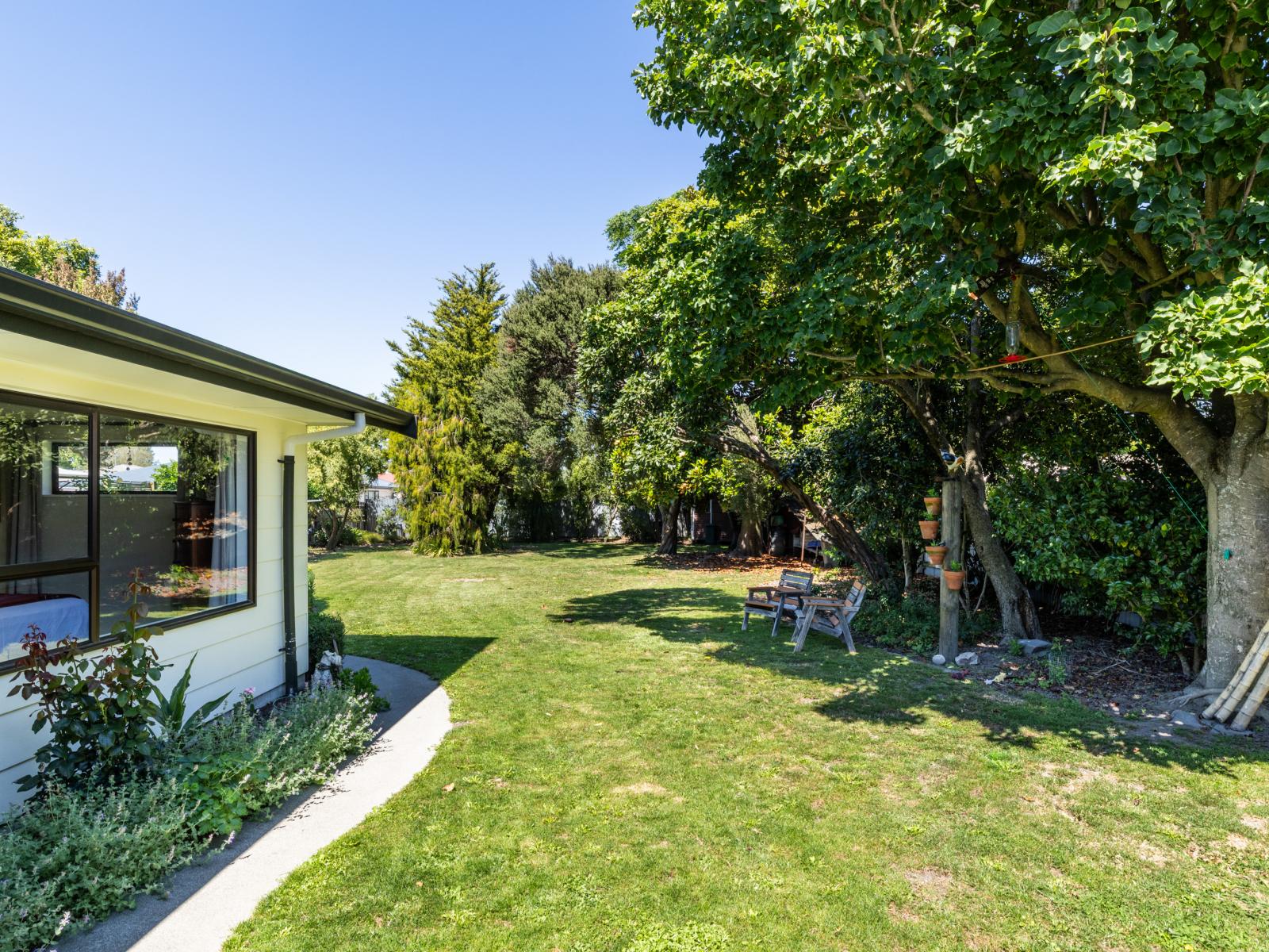 907 Lawrence Street, Akina