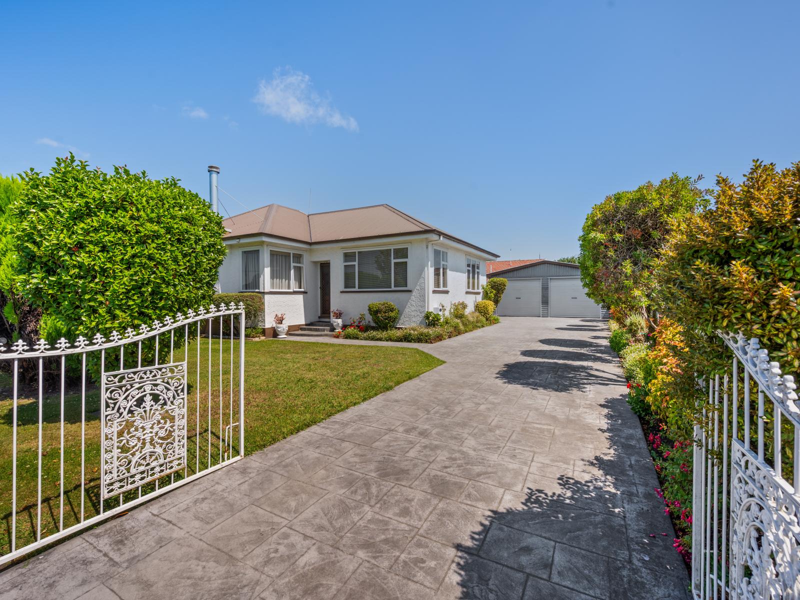 405 Willowpark Road South, Akina