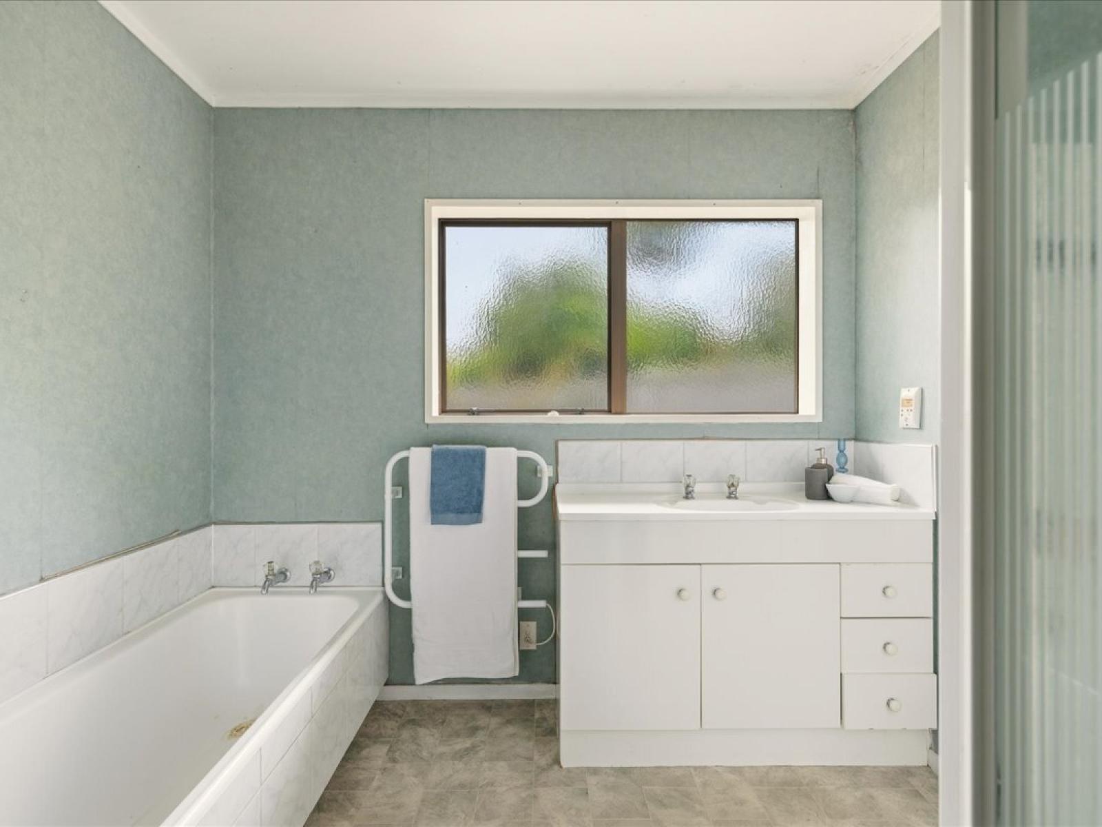 49 Heron Avenue East, Matua