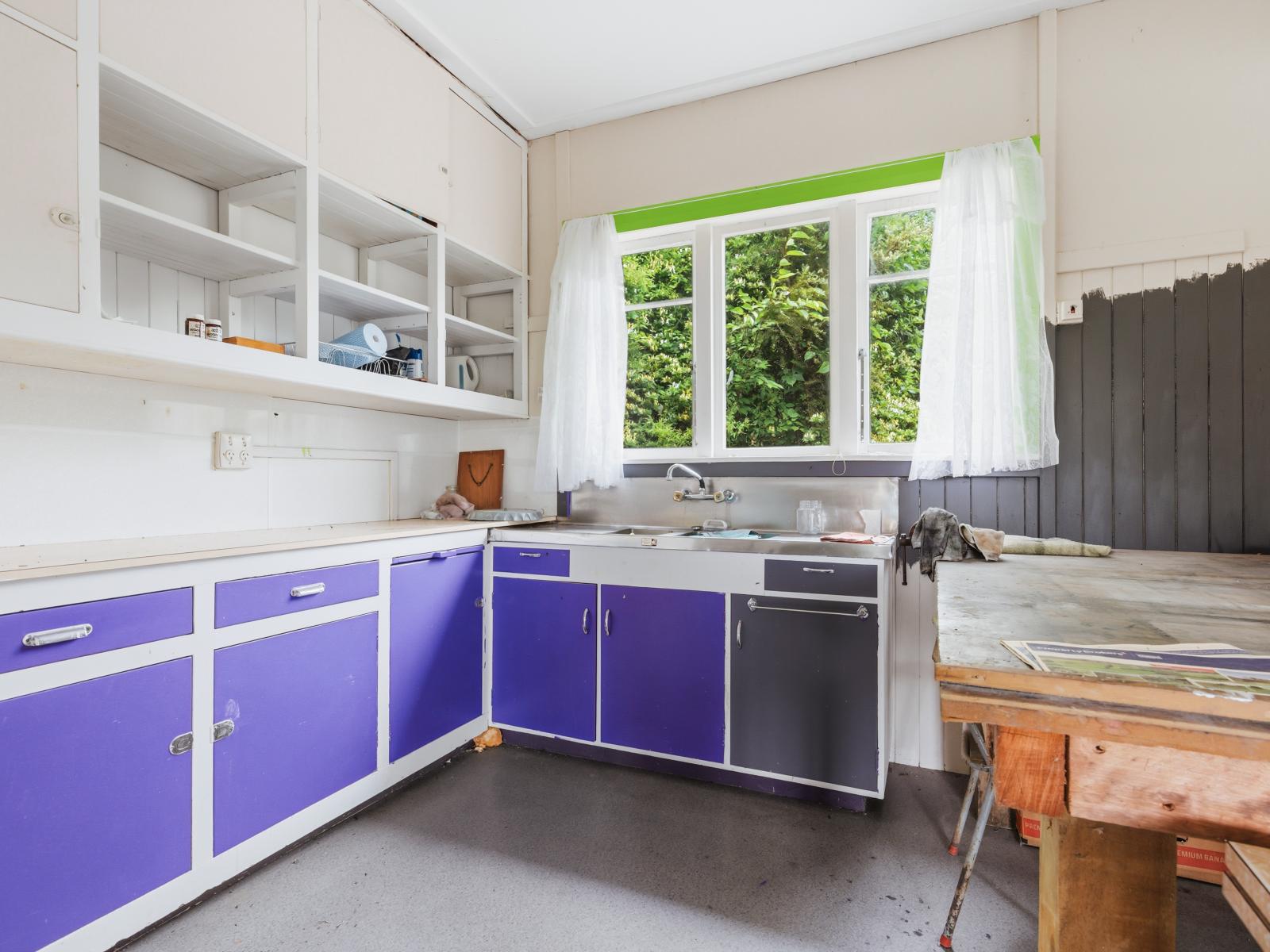 10 Cemetery Road, Matiere