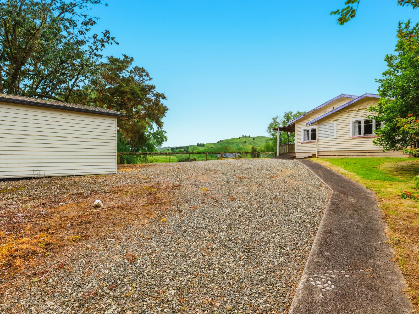 10 Cemetery Road, Matiere