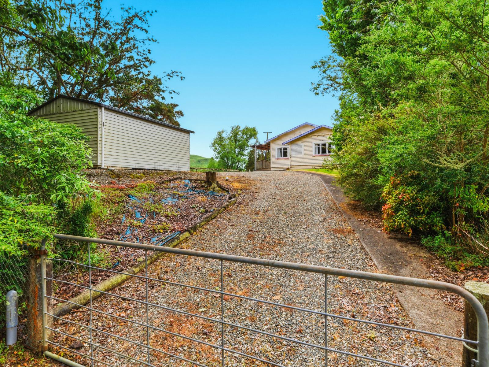 10 Cemetery Road, Matiere