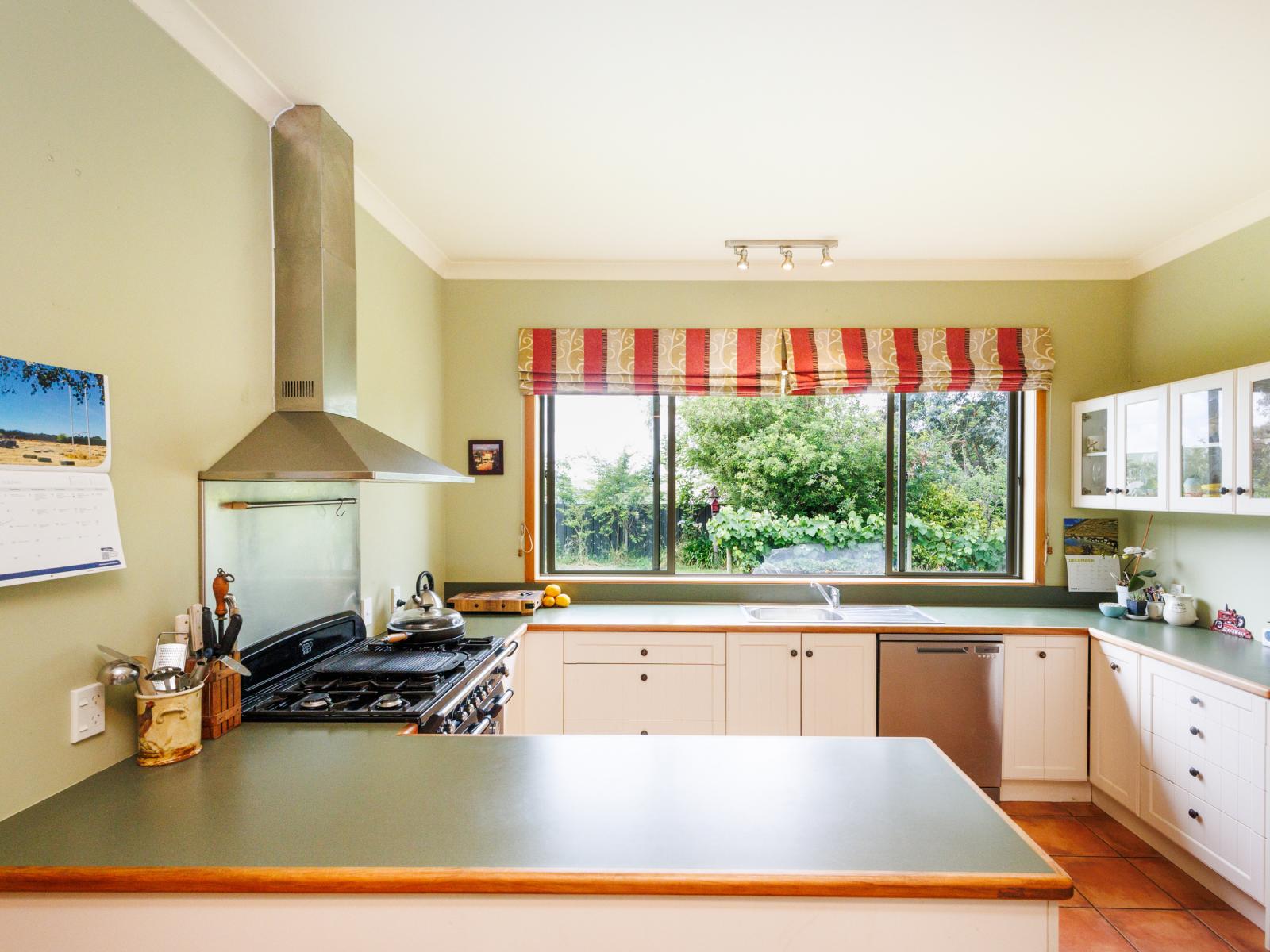 852 Penny Road, Awahuri