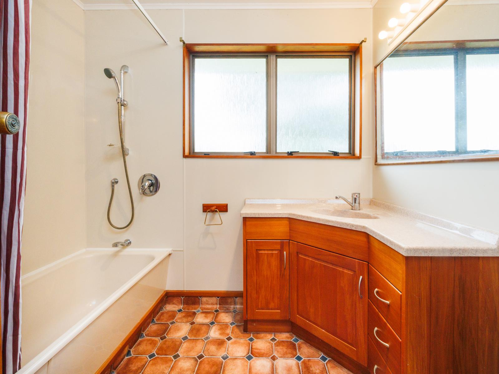 852 Penny Road, Awahuri